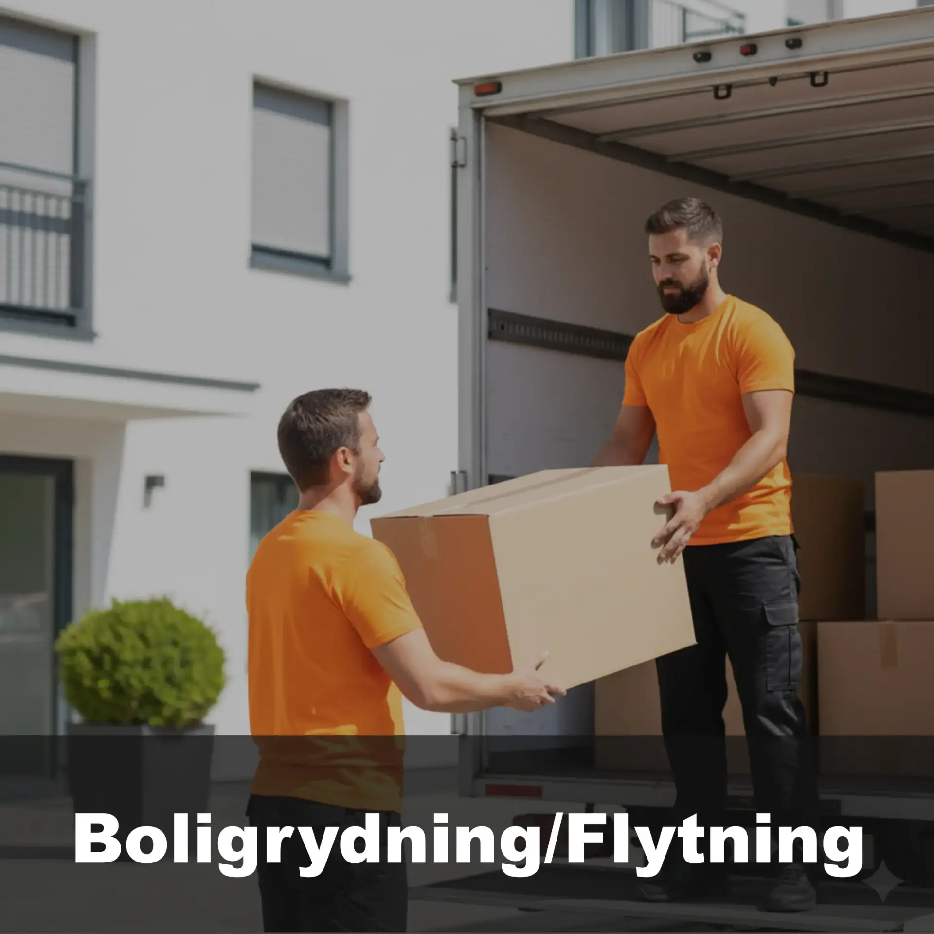 To mænd i orange ABC Borydnings t-shirts og sorte bukser flytter kasser ud af en moderne lejlighed i Nordjylland