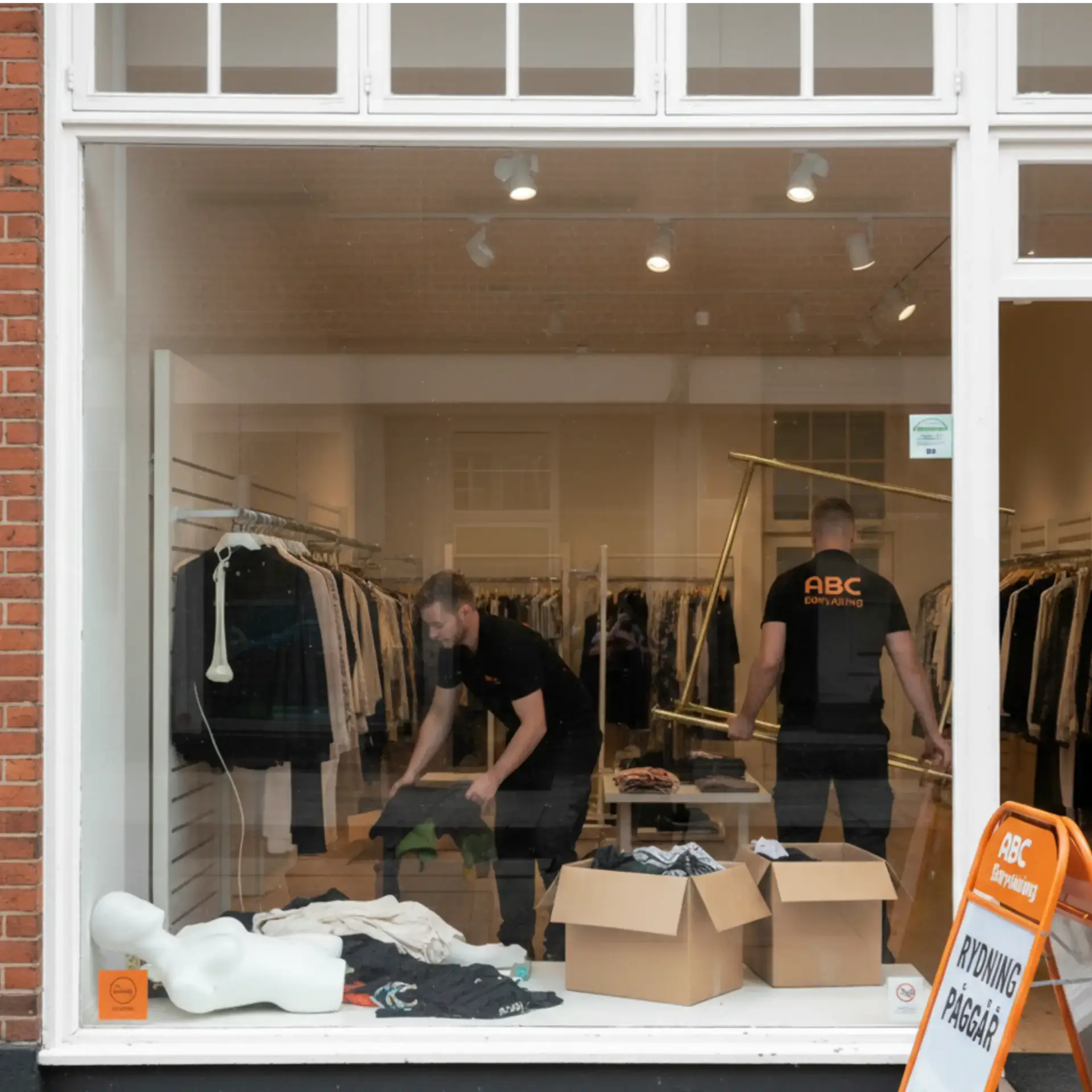 ABC Borydning udfører flytning og tømning af butik i Hjørring, Nordjylland.