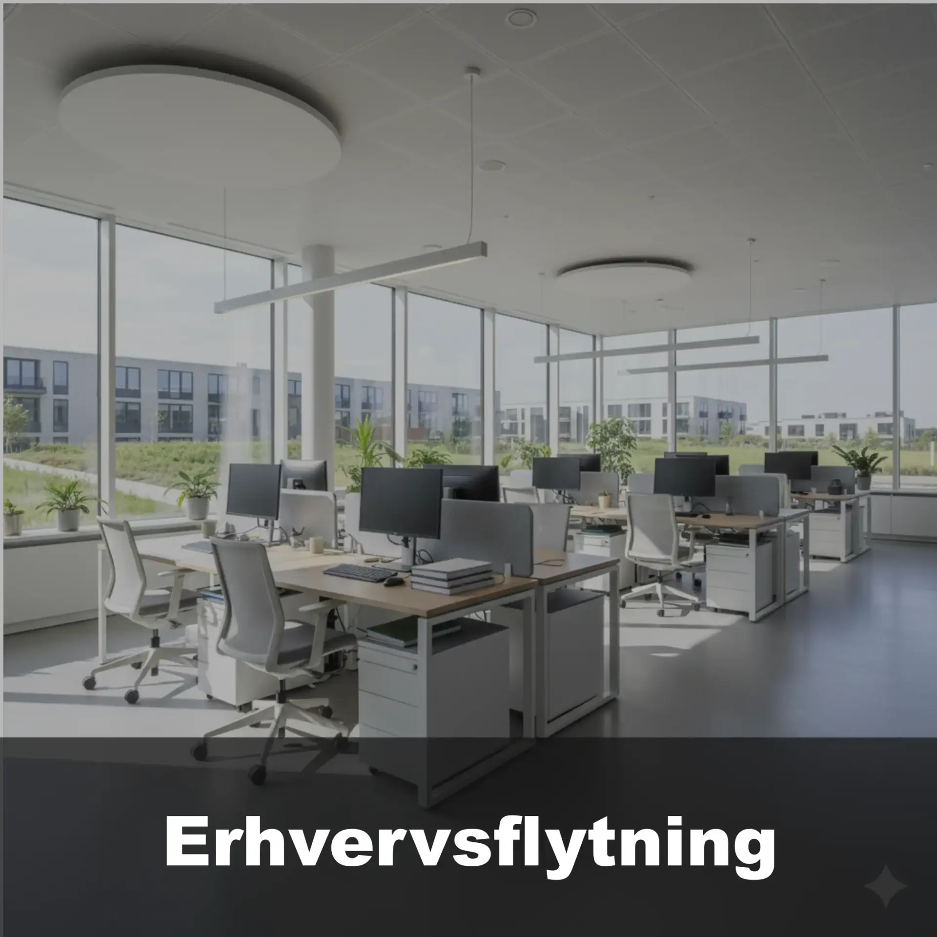 Kontor i Aalborg med mange skriveborde og kontorstole før erhvervsrydning